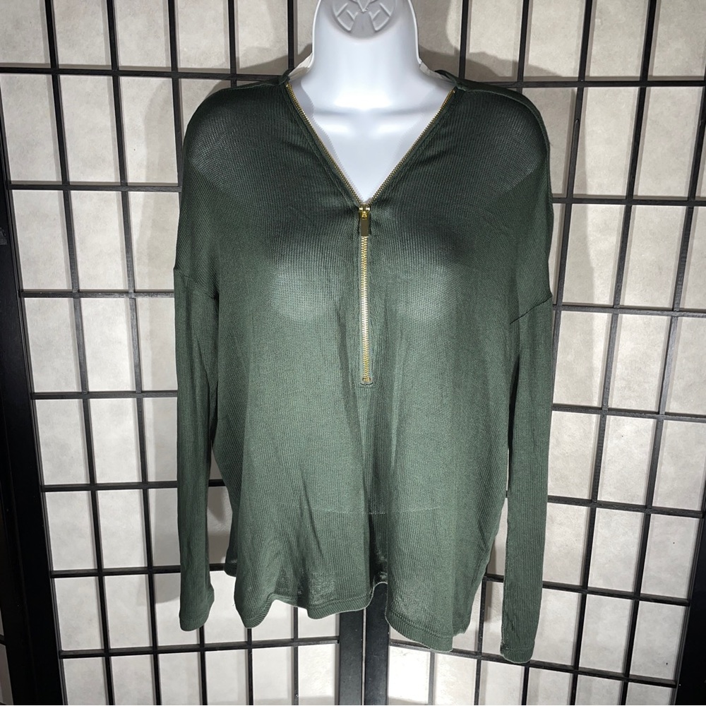 Suite Blanco ladies top size small (NWT)